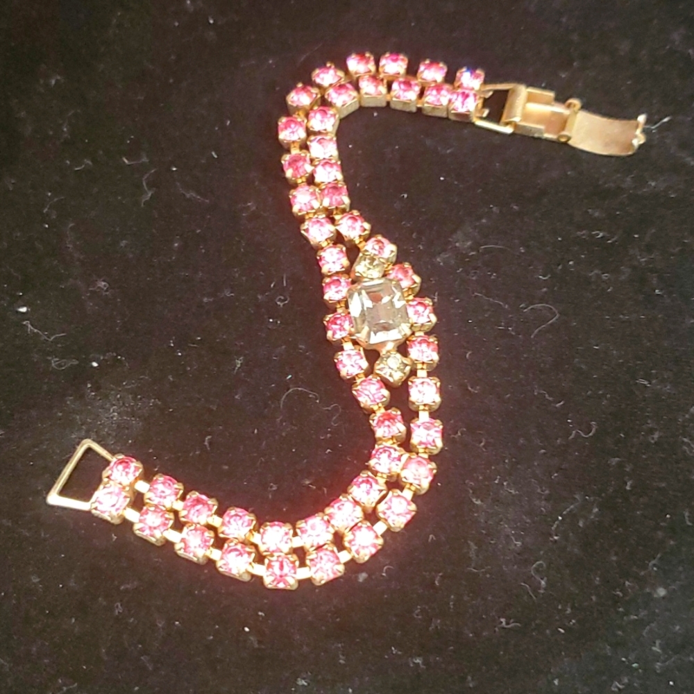 Vintage pink rhi estone bracelet. JL578